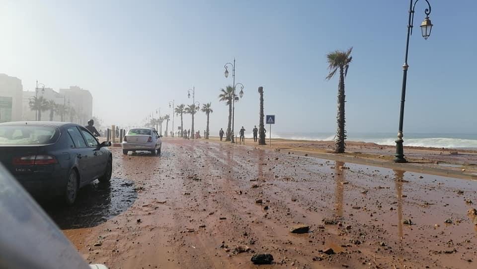 هيجان بحري يغمر الطريق الساحلي الرباط بالمياه وهلع ما بين حي المحيط والمنزه(صور)