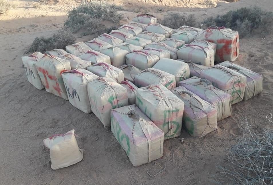 كلميم.. حجز أزيد من طن ونصف من “الحشيش” وبندقية مدفونة بمنطقة صحراوية