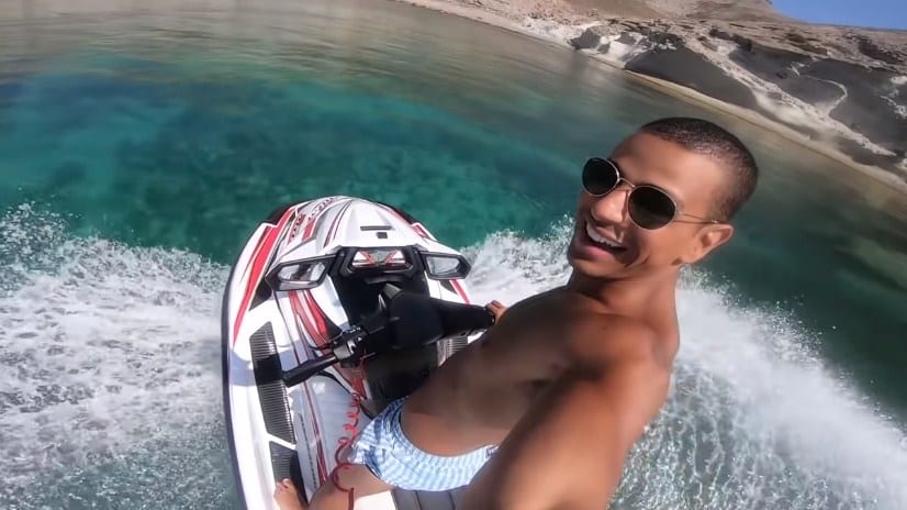 يوتيوبر مغربي يتابعه الملايين يبرز جمالية شواطئ الناظور والحسيمة (فيديو)‎