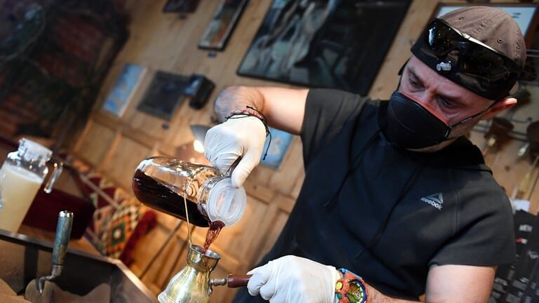 ها علاش. مخصناش نشربو القهوة “على الريق