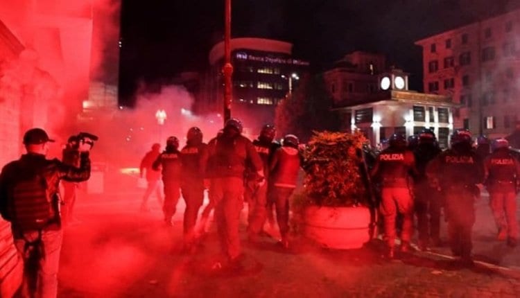 إيطاليا.. إيقاف 28 شخصا خلال احتجاجات عنيفة ضد قيود مكافحة كورونا