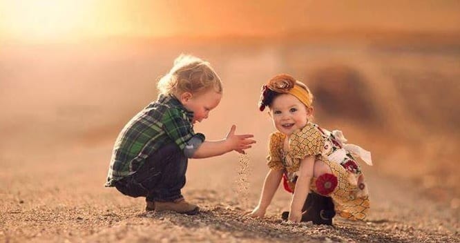 دراسة تكشف تأثير لعب الأطفال بالتراب على مناعتهم