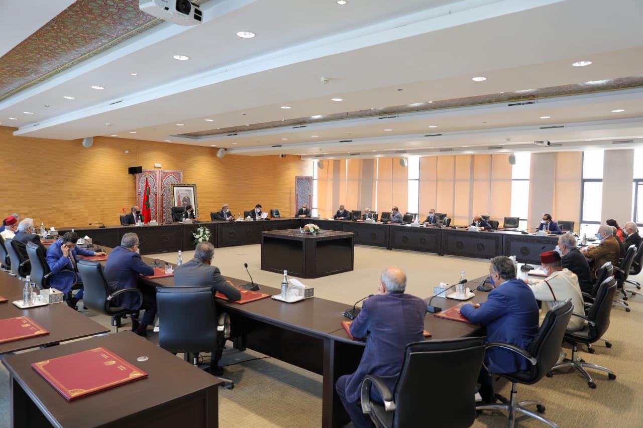 تفاصيل الاجتماع الطارئ لرئيس الحكومة مع زعماء الأحزاب