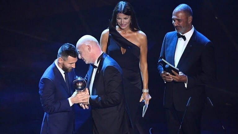 رسميا.. “الفيفا” يحدد موعد إقامة حفل توزيع جوائز “الأفضل”