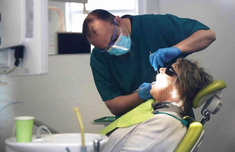 ردوا بالكم.. أسنان المتعافين من فيروس كورونا في خطر