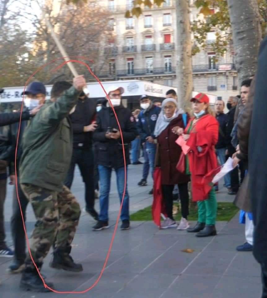 إنفصاليون بزي “عسكري” يرفعون “الهراوات” في وجه مغاربة فرنسا في ساحة الجمهورية بباريس (صور)