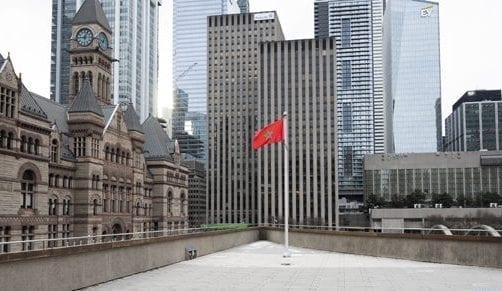 رفع العلم المغربي بتورنتو احتفالا بالذكرى الـ 65 لعيد الاستقلال