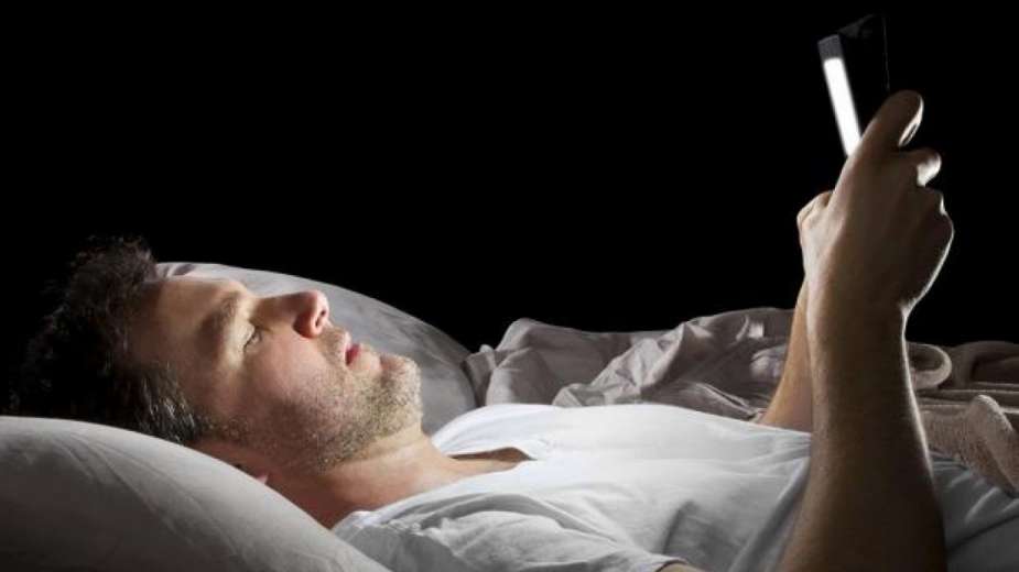 تحذير.. استخدام الهاتف في الظلام يسبب مشاكل للنوم