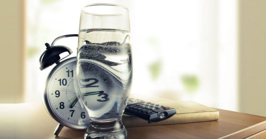 ها علاش.. تجنبوا الإسراف في شرب الماء قبل النوم مباشرة