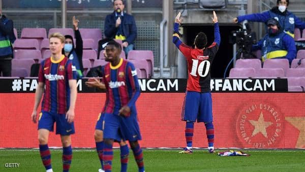 بالصور.. ميسي يكرم مارادونا بـ”القميص المشترك