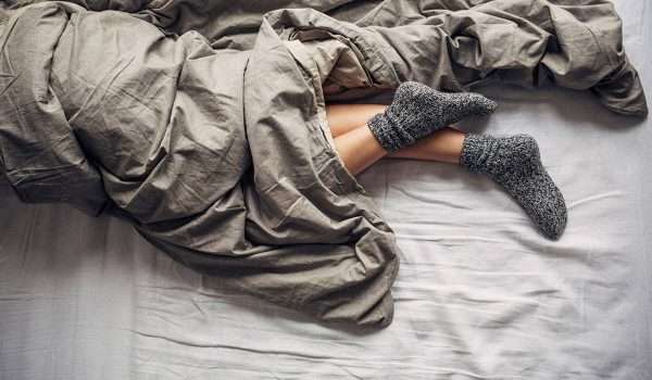 فوائد وأضرار ارتداء “الجوارب” أثناء النوم في الشتاء