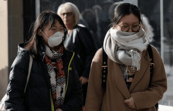 ها علاش.. يجب وضع الكمامة حتى بعد لقاح كورونا