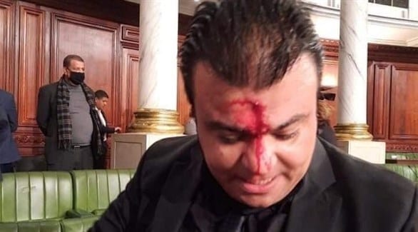 نايضة في برلمان تونس.. نواب موالون للنهضة يعتدون على معارضين (فيديو)