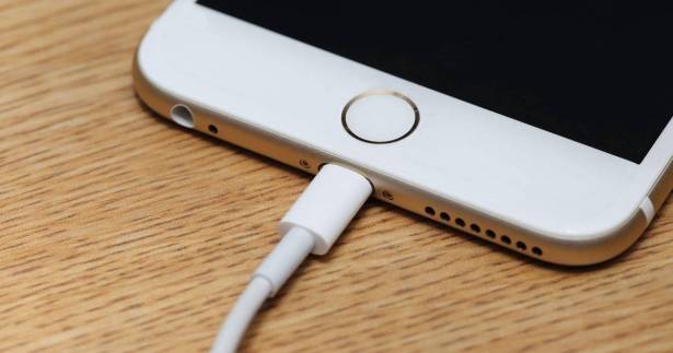 خبير.. يكشف مدى خطورة استخدام الهاتف المحمول أثناء الشحن