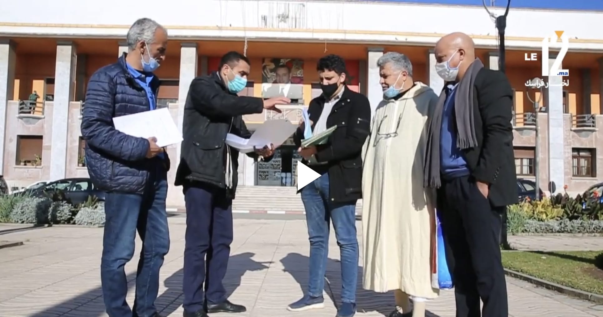 شاهد قنيطريون يقدمون عريضة ضد إمتيازات شركة النقل الجديدة و يكشفون حقائق صادمة