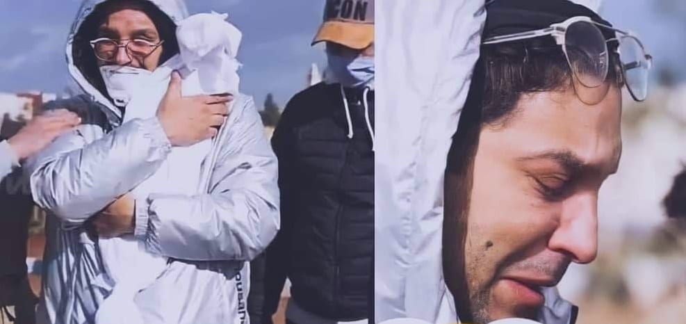 مؤثر بزاف .الفنان أنس الباز ضم صغيرته الى صدره وهي تلبس الكفن ودخل في نوبة بكاء