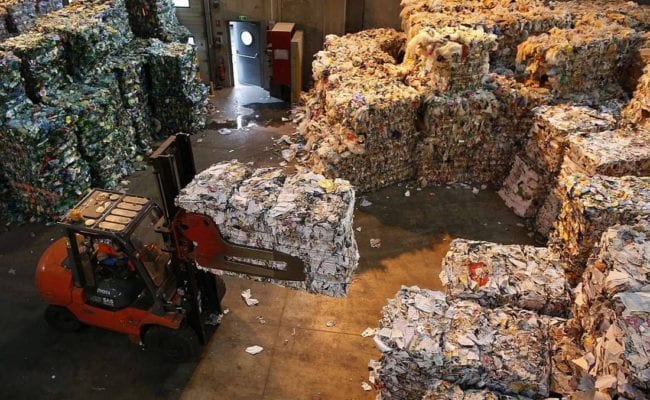 ماشي عندنا.. دولة عربية تقيل وزير سمح بإستيراد النفايات من إيطاليا