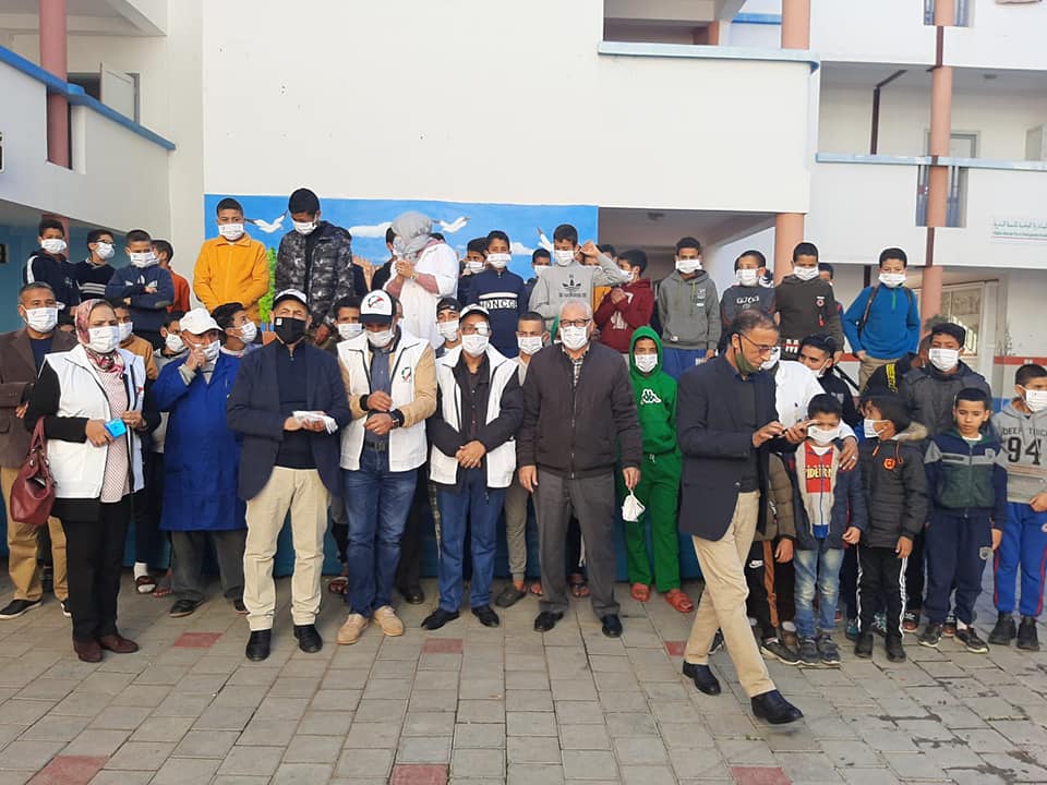 الدكتور الخراطي يوزع الكمامات على نزلاء خيرية القنيطرة