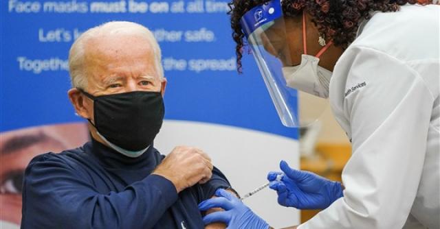 أمريكا.. بايدن يتلقى جرعته الأولى من لقاح “فايزر”
