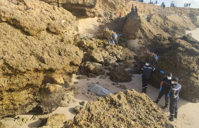 الداخلة.. شاطئ “القنديل” يلفظ جثة شخص متحللة (صور)