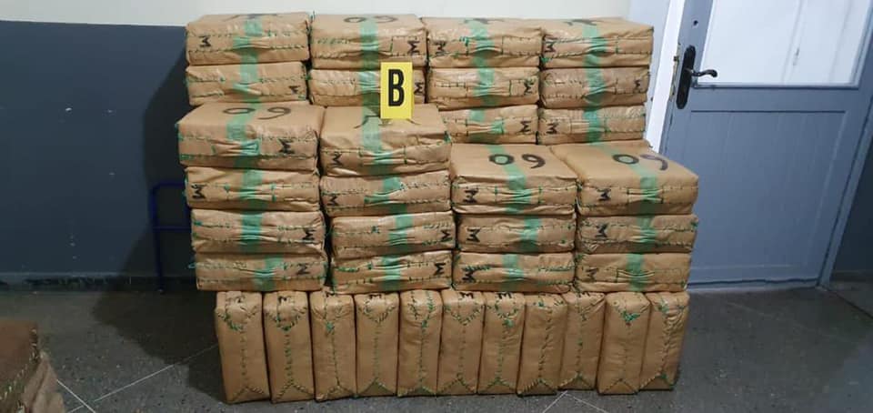 فاس.. حجز طن من “الحشيش” والبحث جار عن السائق ومرافقه