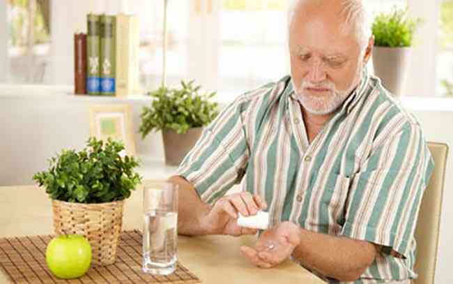 تعرفوا.. أهم الفيتامينات التي يحتاجها الإنسان مع التقدم في العمر