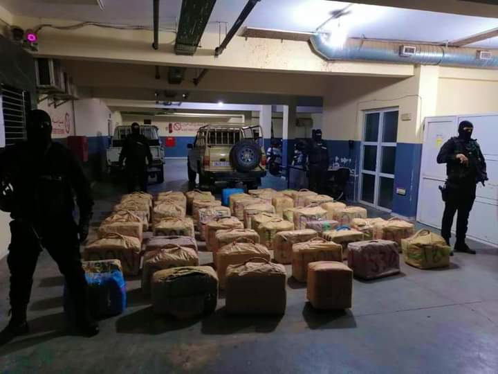 بالصور.. إيقاف “بزناس” وحجز طن ونصف من الحشيش بالعيون