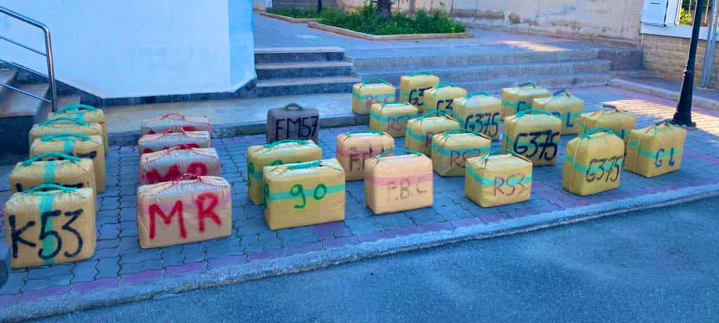 حوالي طن من “الحشيش” يقود ثلاثيني إلى الإعتقال بالحسيمة