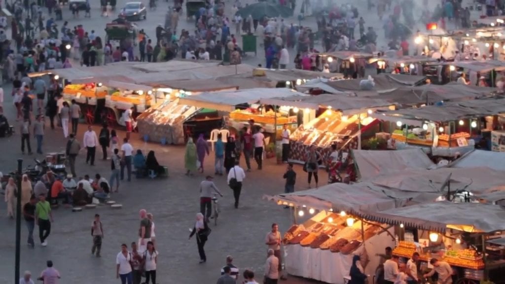 مراكش.. السلطات تسمح للمطاعم باستئناف تقديم الوجبات واستقبال الزبناء