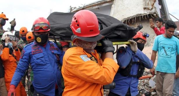 مصرع 96 شخصا على الأقل جراء زلزال وفيضانات في إندونيسيا