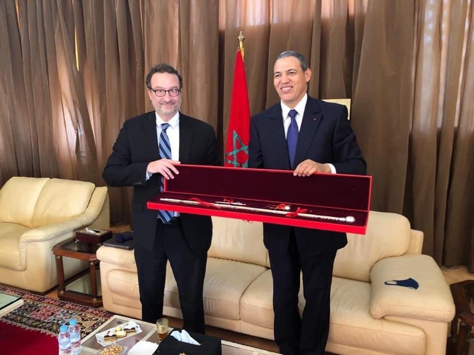 والي جهة العيون -الساقية الحمراء يقدم هدية تذكارية للمسؤول الأمريكي ديفيد شينكر