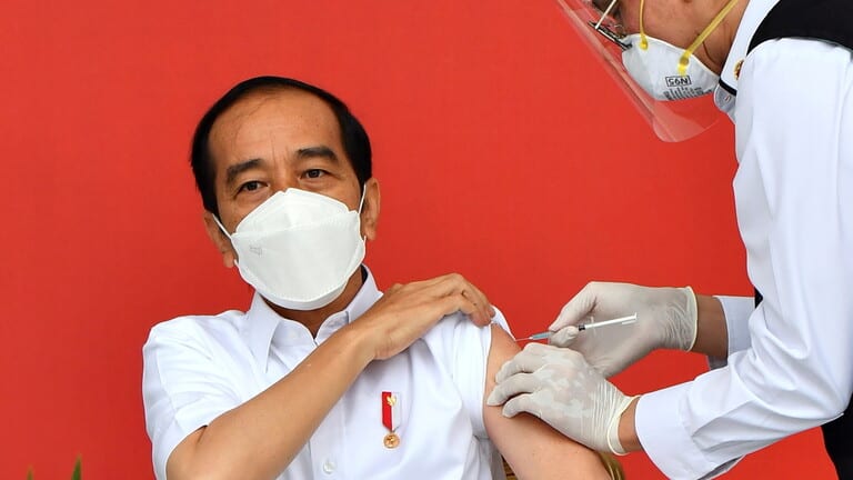 الرئيس الإندونيسي يتلقى أول جرعة من لقاح صيني مضاد لـ”كورونا”