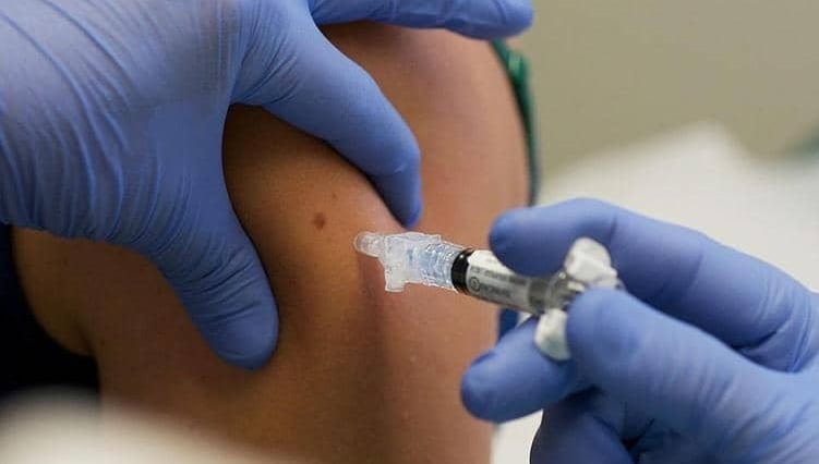 طريقة حقن لقاح كورونا.. طبيب يحذر من “أمر خطير”