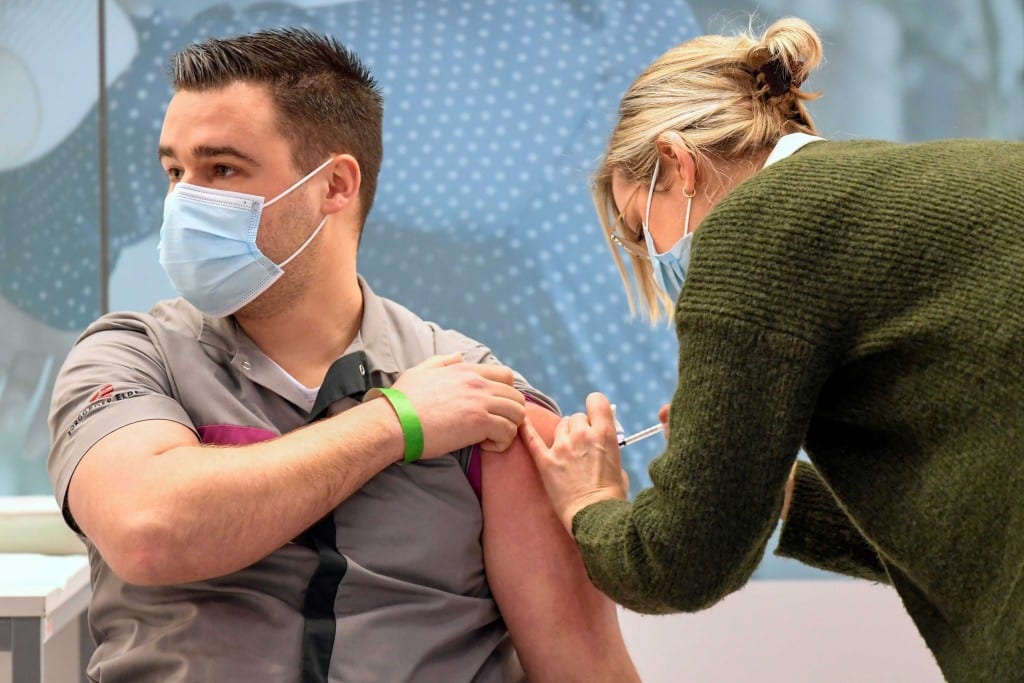 خبراء.. تحديد الوقت المناسب للتلقيح ضد فيروس كورونا المستجد