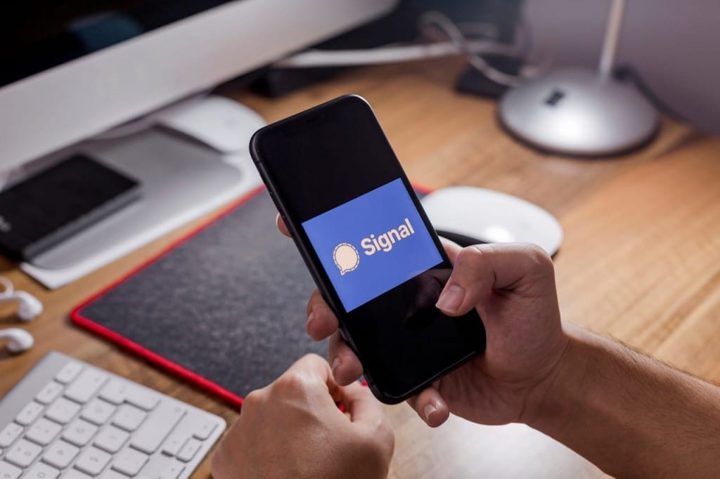 هل هي نهاية “واتساب”.. الملايين يتوافدون على تطبيق “سيغنال