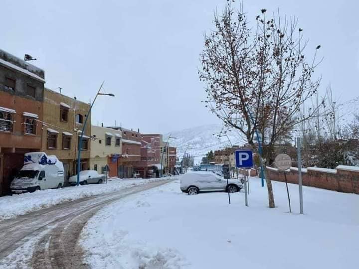 بسبب الثلوج..  قطع عدد من المحاور الطرقية ببني ملال