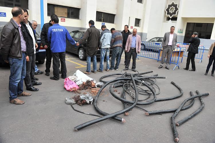 سرقة الأسلاك الهاتفية تطيح بأربعة “شفارة” بالدار البيضاء