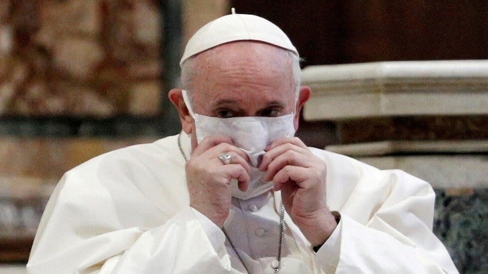 البابا فرنسيس يتلقى لقاح كورونا