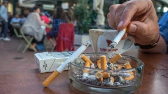 بعد الزيادة في ثمنه.. حكومة العثماني ترفض قرار منع التدخين بالأماكن العامة