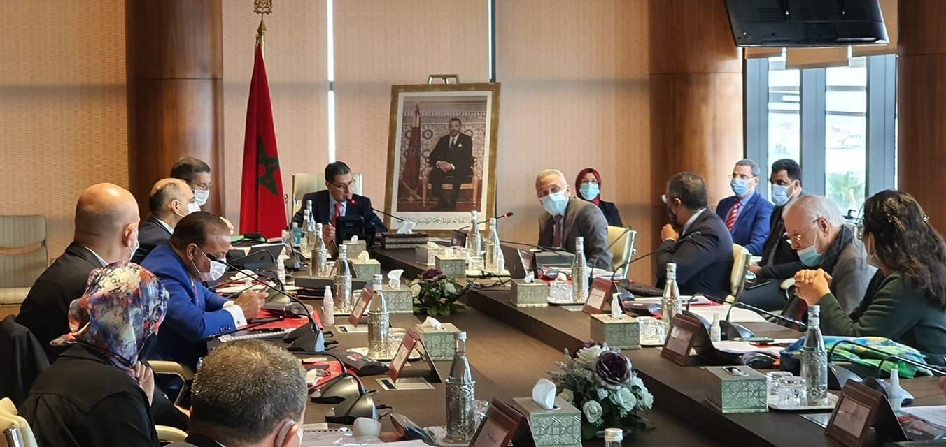 رئيس الحكومة ينوه بفريق الوزير مولاي حفيظ في جلب الاستثمارات رغم ظروف الجائحة (فيديو)