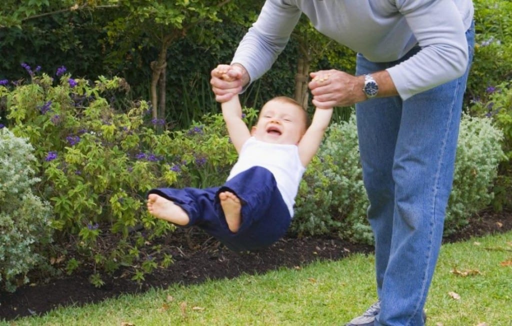 تحذير: لا ترفع طفلك من ذراعه.. قد تخلع مفصله!