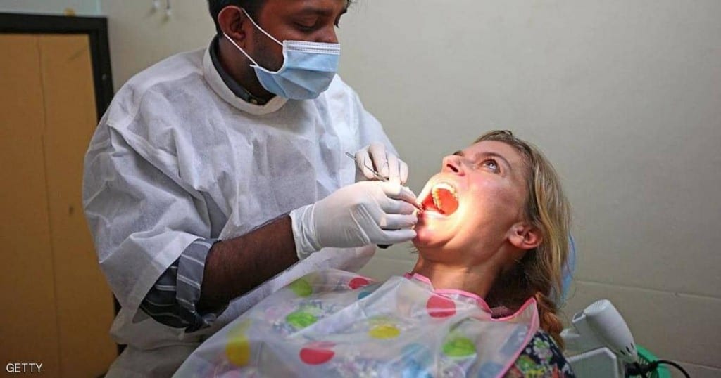 طبيب يحذر من تأثير ارتداء الكمامة على الأسنان