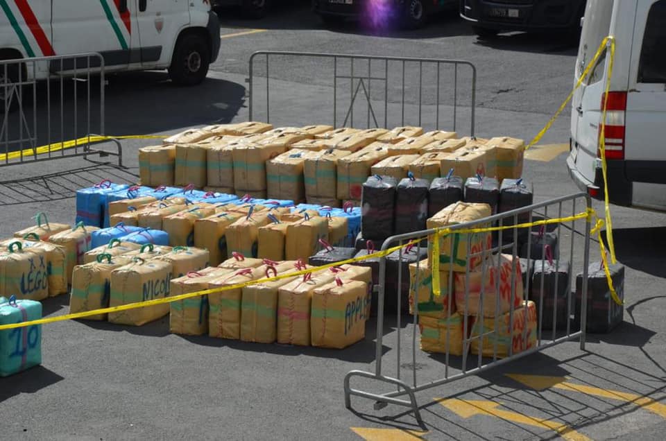 حوالي طن من الحشيش يقود عصابة بينهم سيدة إلى الإعتقال بالدار البيضاء