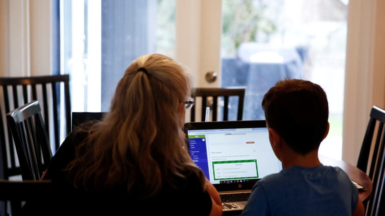 تحذير.. خطر يهدد الأطفال بسبب التعلم عن بعد