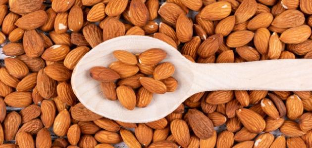 هذا ما يحدث للجسم عند تناول اللوز يوميا