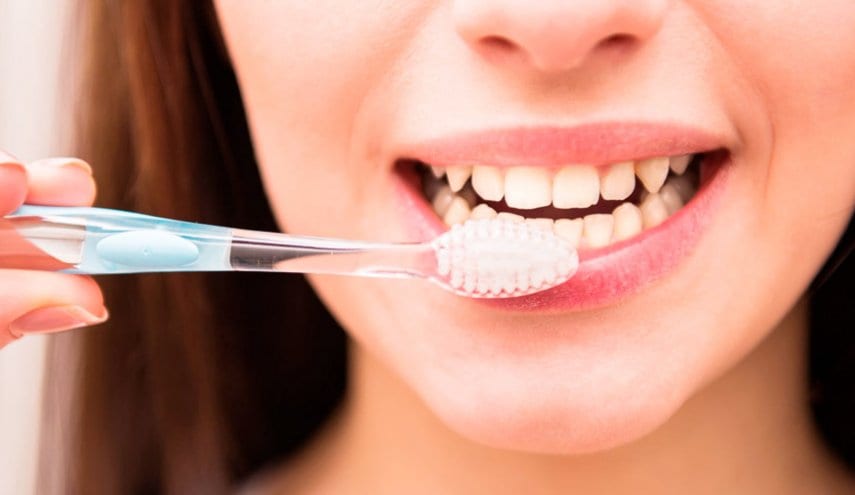 خبيرة تحذر من مخاطر كارثية لتنظيف الأسنان في هذا الوقت