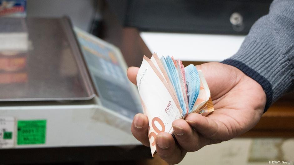 كيف يمكن تفسير ارتفاع تحويلات المغاربة المقيمين بالخارج؟