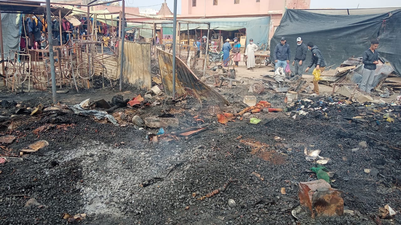 بالصور.. العثور على جثة شيخ متفحمة في حريق بسوق أسبوعي بشتوكة آيت باها