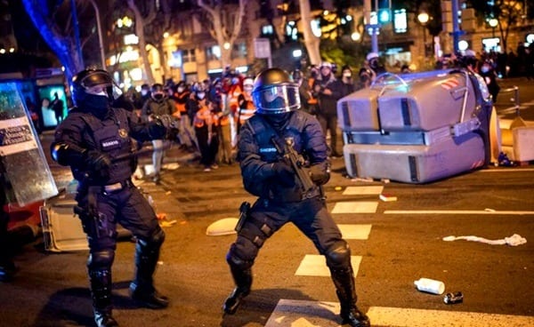 كتالونيا .. أعمال نهب وتخريب وسرقة واعتقال 38 شخصا