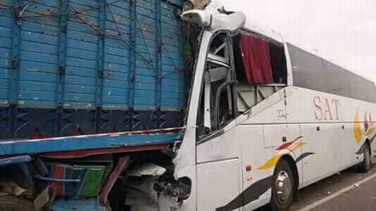 برشيد.. وفاة شخص وإصابة 35 آخرين في حادث اصطدام شاحنة بحافلة لنقل المسافرين